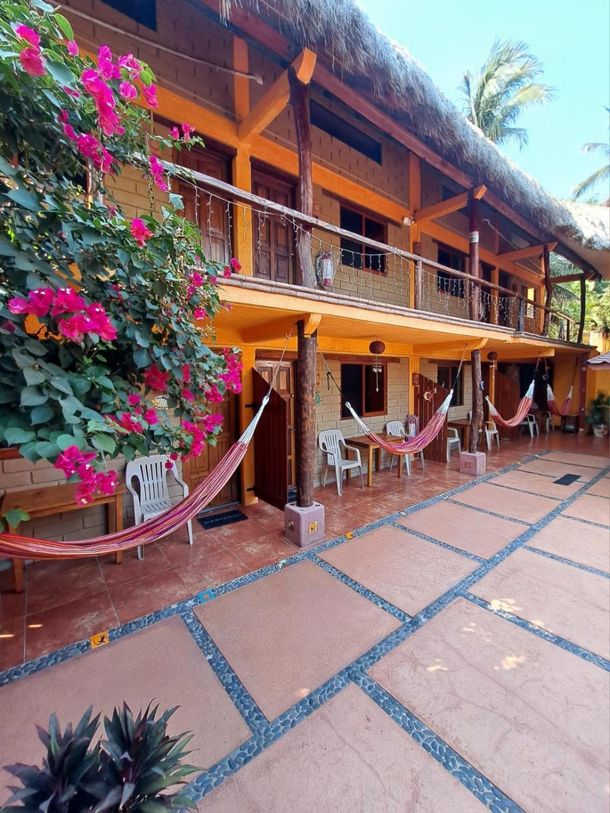 Hotelito Swiss Oasis - Playa Zicatela - Adults Only Пуерто Ескондидо Екстериор снимка